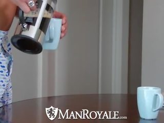 Manroyale biezs loceklis ar a kauss no coffee