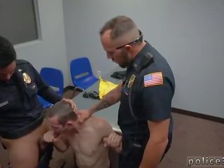 Kacau petugas polisi petugas klip homoseks pria pertama waktu