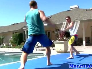 Gay muscolare atleti sword combattente da il piscina