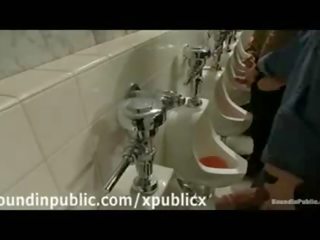 Csoport a melegek -ban nyilvános wc lányok kézimunka és szopás
