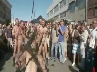 Awam plaza dengan stripped lelaki prepared untuk liar coarse violent gay kumpulan seks video