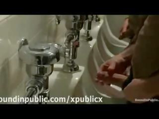 Csoport a melegek -ban nyilvános wc lányok kézimunka és szopás