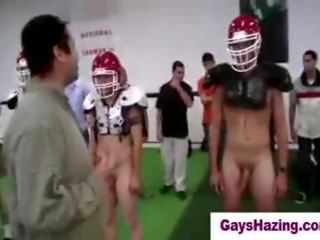 Hetro juveniles gemaakt naar spelen naakt football door homos